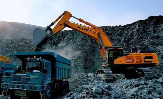 L’excavatrice se déploie dans la mine